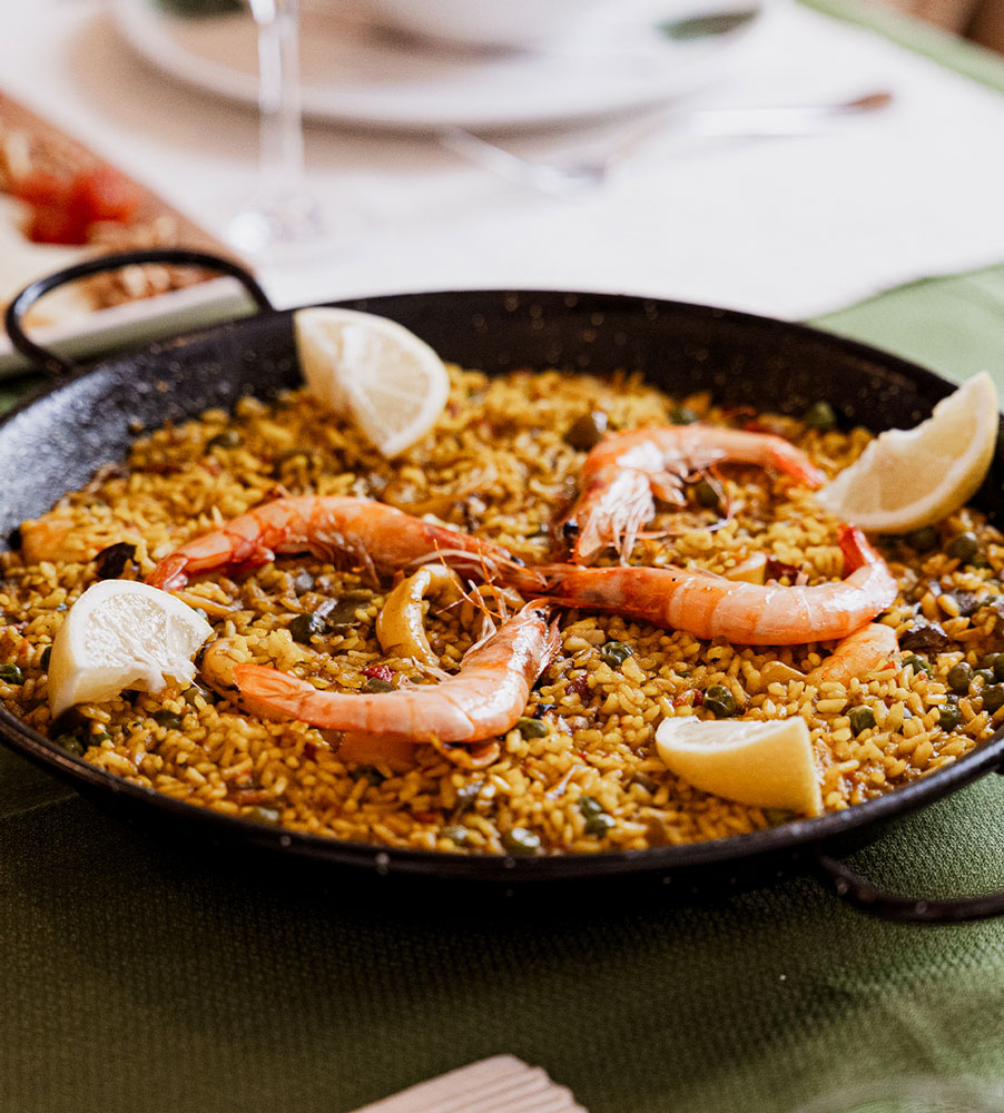 imagen de una paella casera en casares